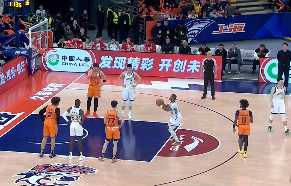 CBA战况：广东男篮遭浙江压哨三分绝杀，上海大胜广厦登上榜首