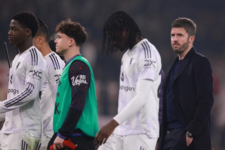 两次遭不利判罚！曼联球迷怒冲英超官