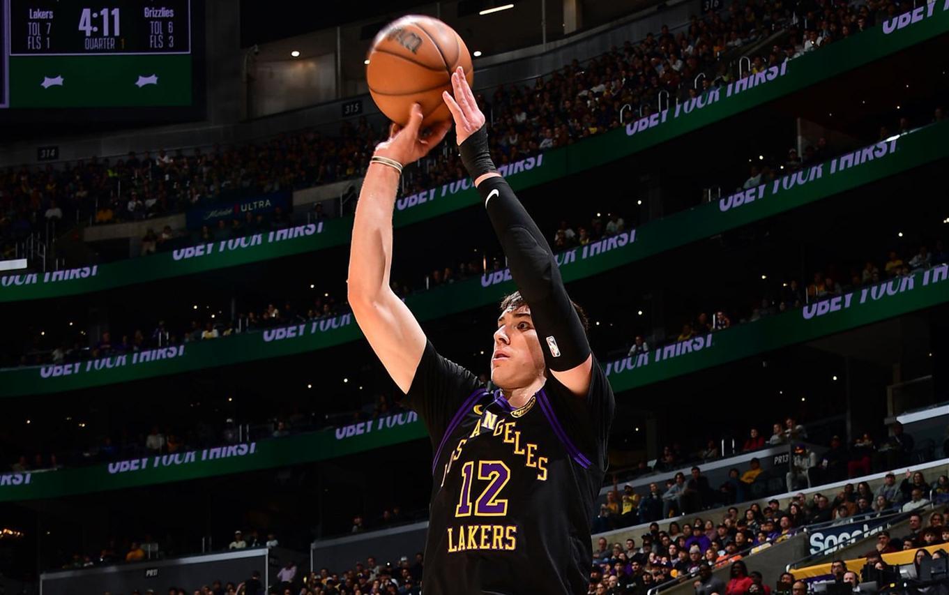 轰21+9！湖人24岁2米01新星崛起：辅佐东契奇詹皇冲冠