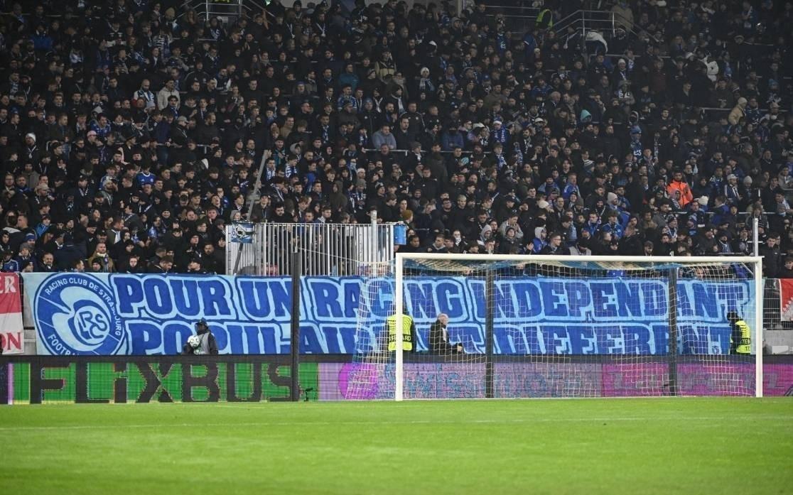 斯特拉斯堡球迷挂横幅抗议BlueCo：我