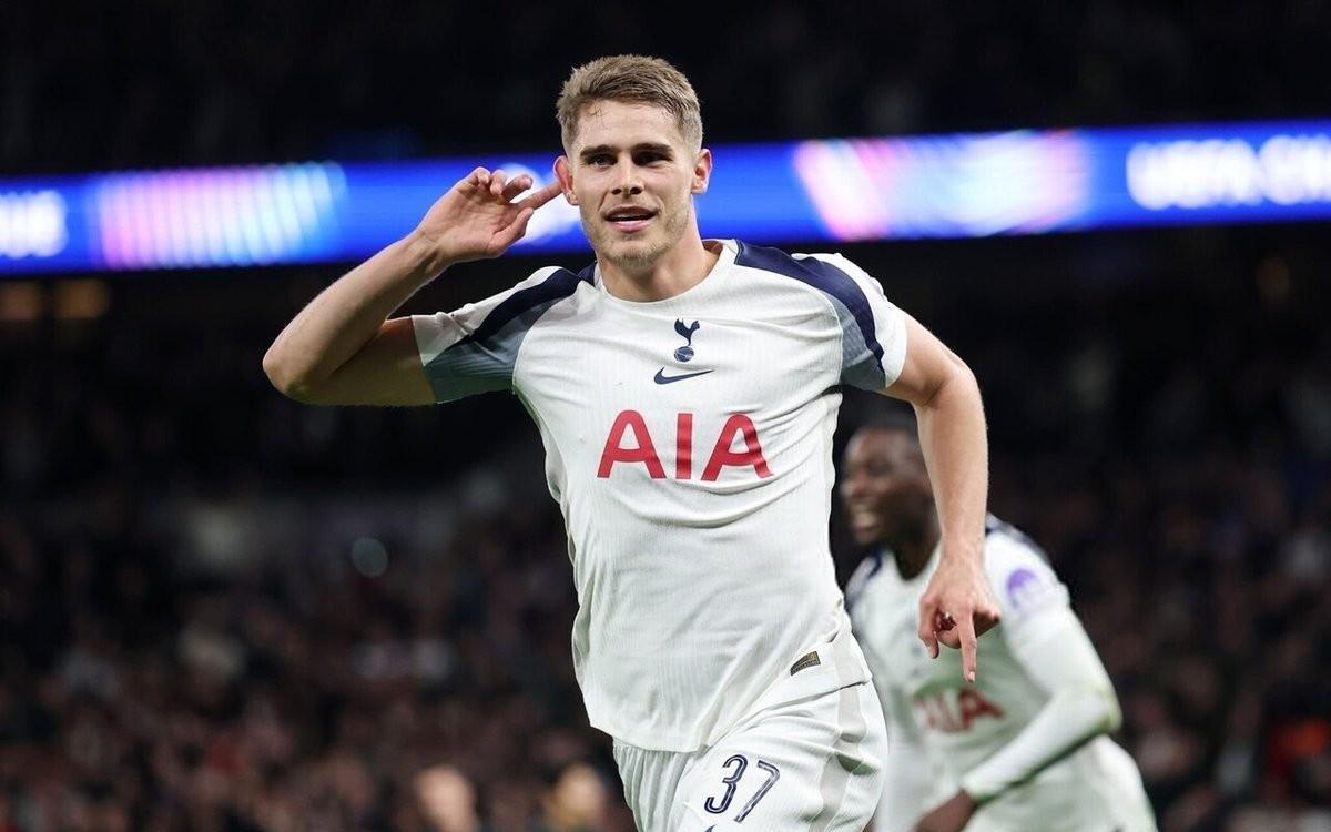 范德芬本赛季已打入6球，追平职业俱