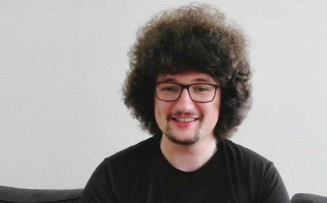 恶劣！许诺不五连胜不剃头的曼联球迷现场观赛时，被薅头发+辱骂