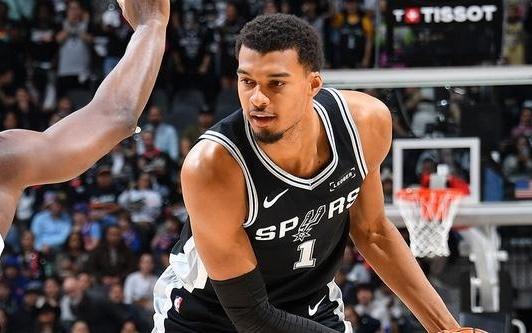 文班伤退31+13尚帕涅新高36分马刺主场逆转尼克斯