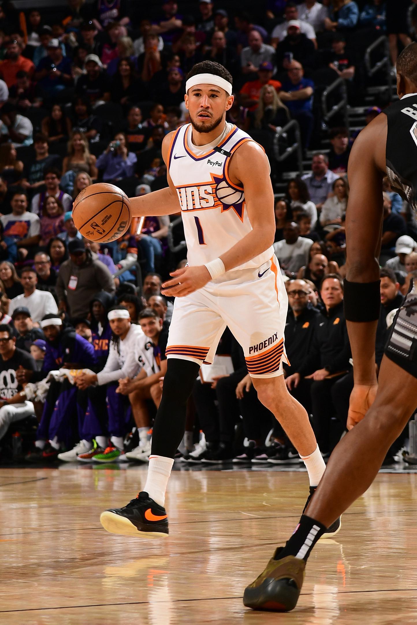 下半场状态一般!布克12中4&8罚7中得到18分5板5助