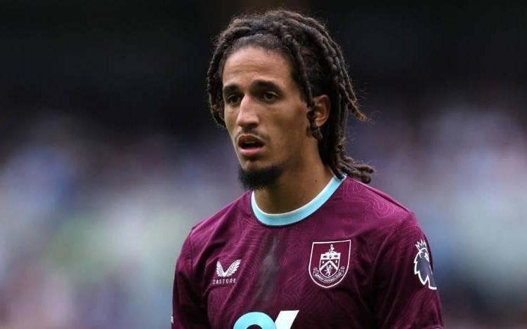 英足总官方：梅布里因向利兹联球迷吐