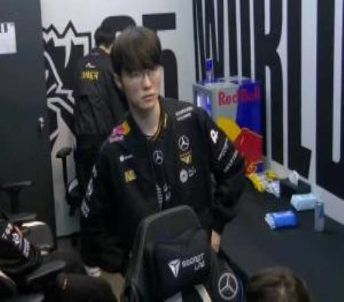 毫无悬念！T1击败FLY进入10组！