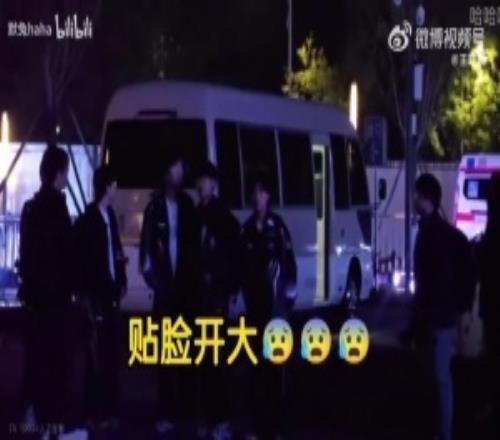 直接贴脸开大BLG选手离场时有男粉怒喷：解散吧！