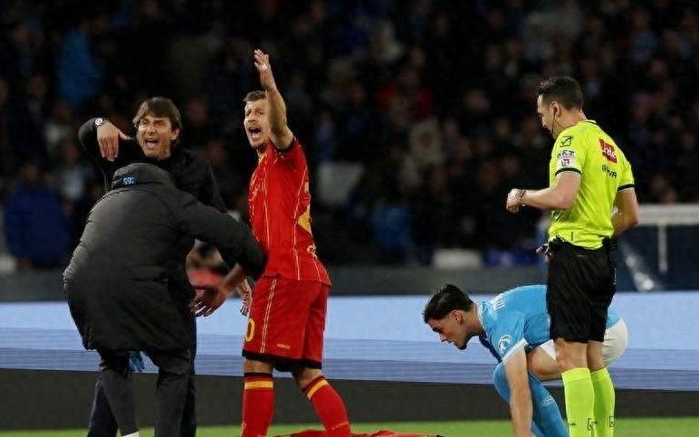 意甲惊魂一幕：莱切球员赛场突发晕厥