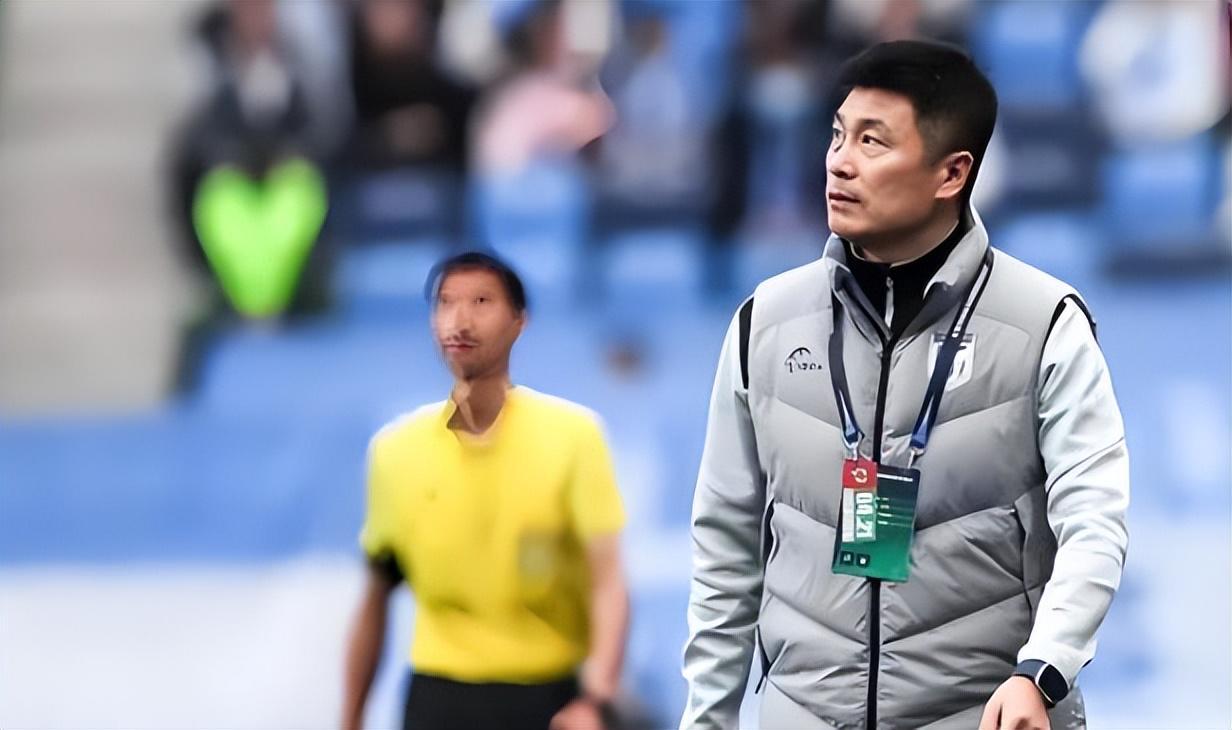 大连英博刚官宣李国旭留任，他的左膀右臂就自宣离队，引发热议