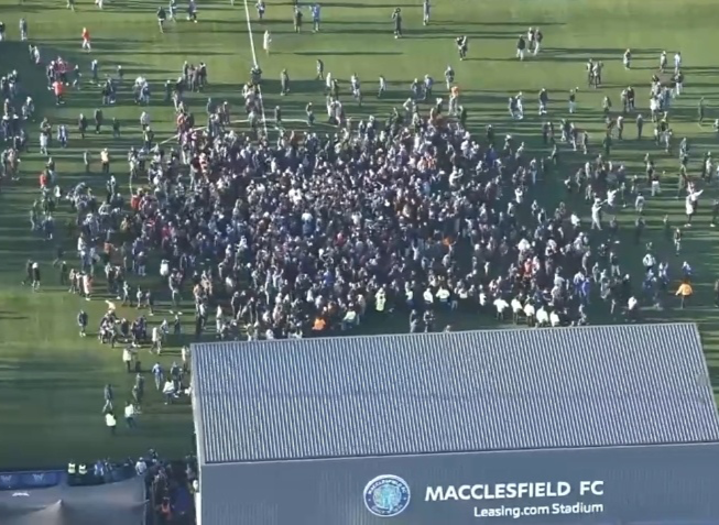 震撼！足总杯45万掀翻2.3亿第6级别黑马球迷冲场狂欢+举起2功臣