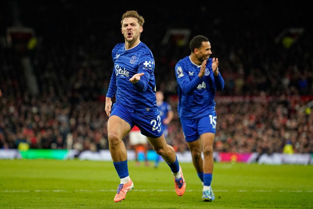 抽象！对手内讧送红牌，自家主场送进球