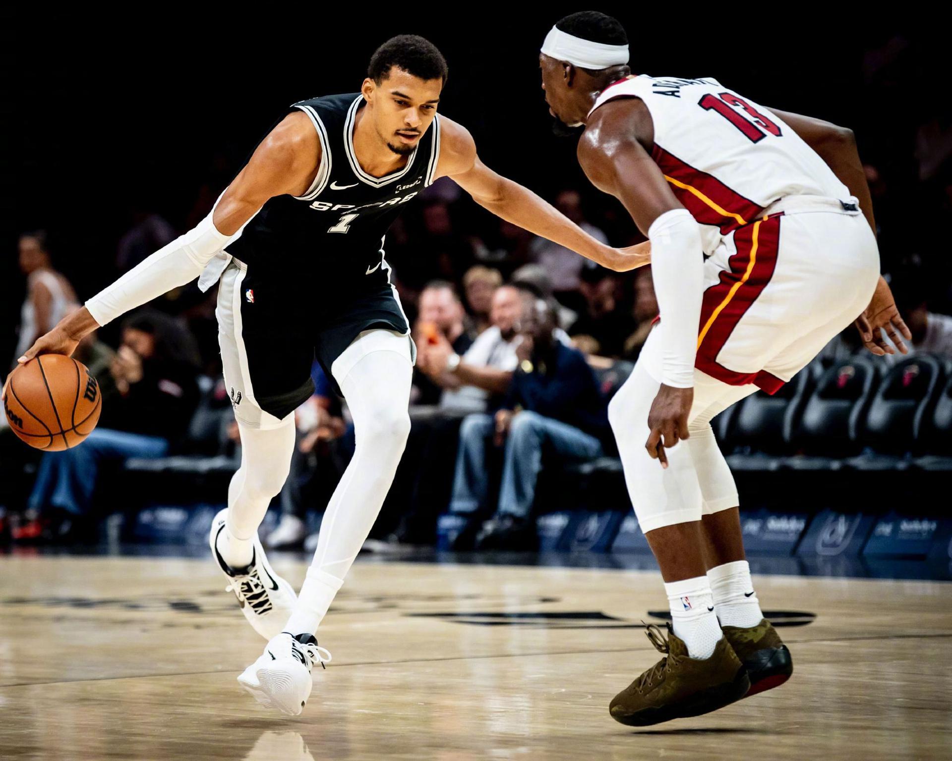 马刺vs雄鹿前瞻：两队近期状态相对一般，马刺厚度稍有优势