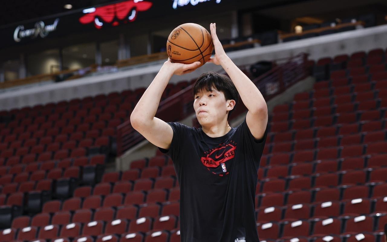 杨瀚森NBA生存艰难！战老鹰6分钟0分1