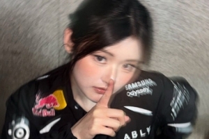 支持者FiftyFifty成员Athena穿上了T1的队服