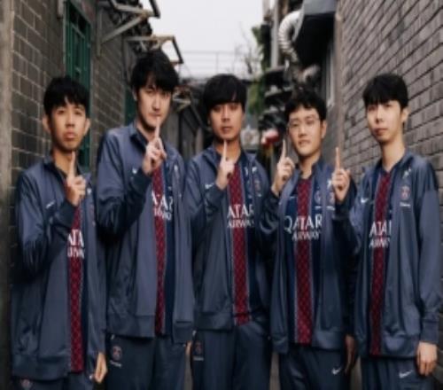 LOL官方分享今日四支出战的02队伍合照并配文：生死战