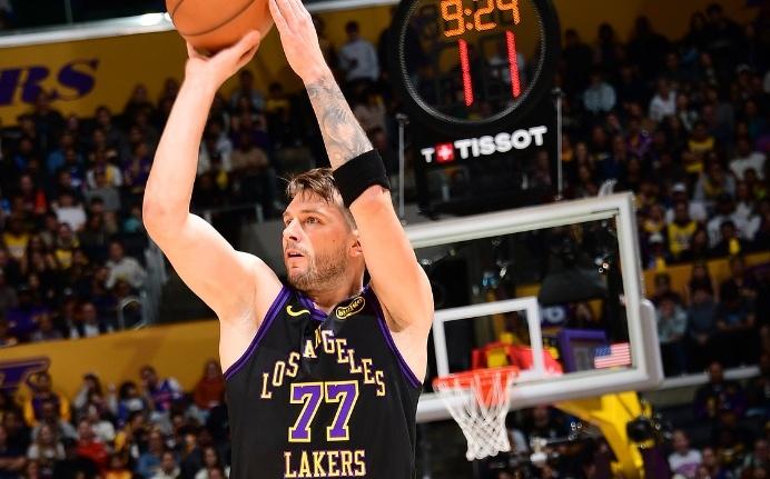 东契奇为8失误揽责！美媒称在湖人浪费青春雷迪克道出惨败三缘由