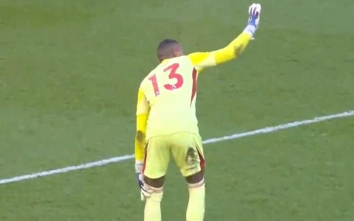 超级巨大失误！森林门将狂奔30米送空