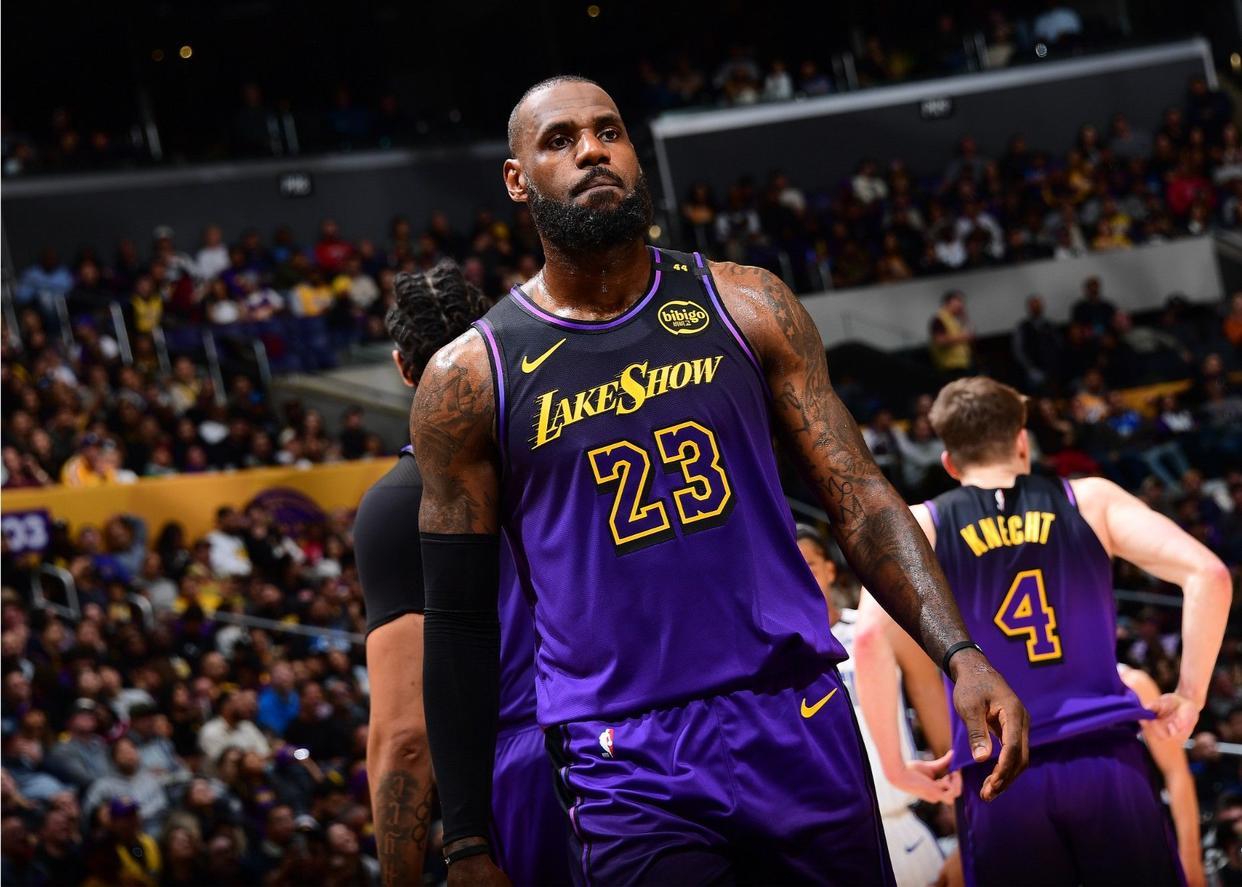 詹姆斯换唐斯知名体育媒体人支招，湖人重磅交易方案出炉