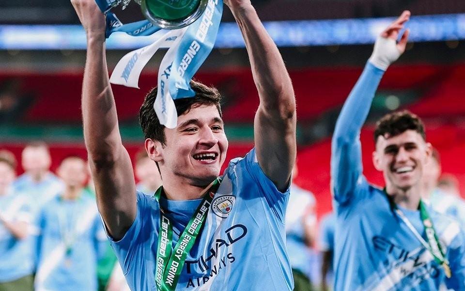 曼城生涯首冠，胡桑诺夫是首位夺得英