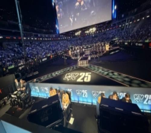 解说米勒分享现场照片：评论席看比赛好爽