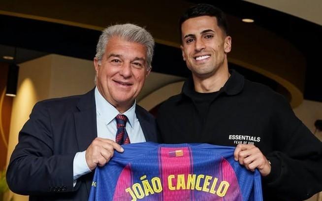 重新披上2号球衣，坎塞洛选择与第一次租借巴萨时相同号码