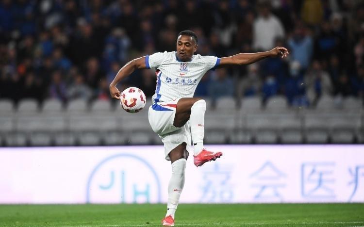 亚冠激烈冲突！米内罗点球破门，10人互