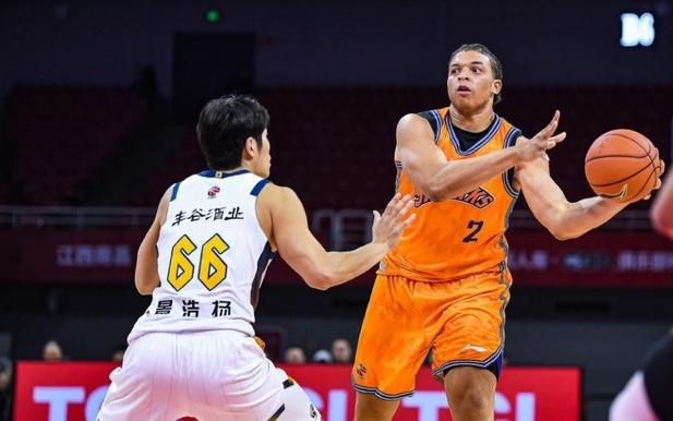 上海男篮冲击7连胜！全力击败浙江广厦，古德温爆发，央视直播