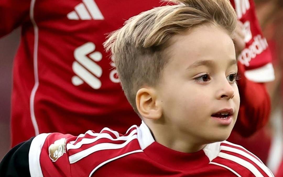 孩子以球童身份出场，若塔遗孀感谢利