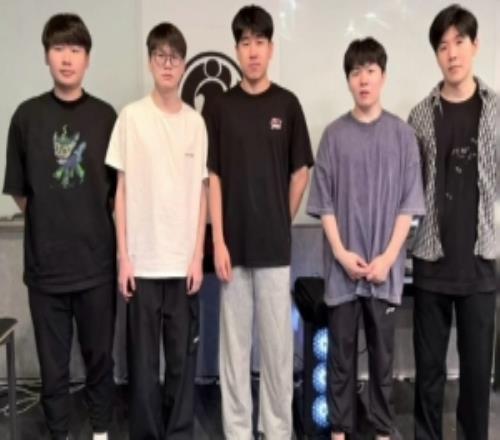 IG晒选手合照：抓兄弟们来张中秋节合照，祝大家中秋节快乐