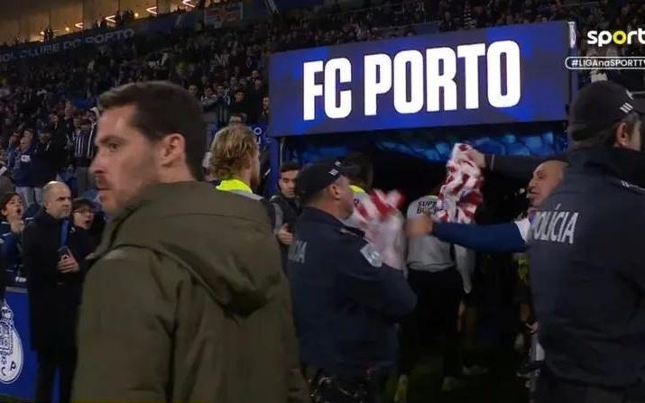 葡体热身完毕回更衣室时，波尔图球迷把马竞球衣扔向尤尔曼德试图干扰