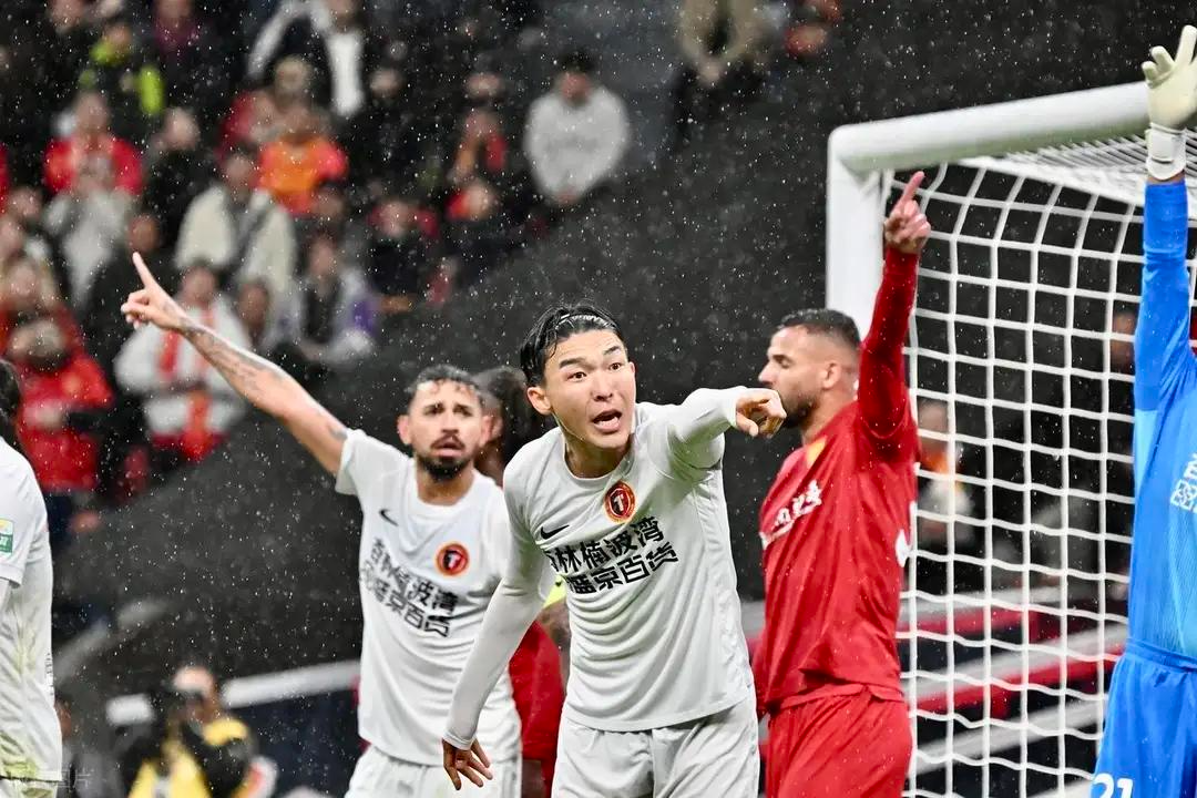 10！姆本扎中超首球，辽宁铁人半场领先