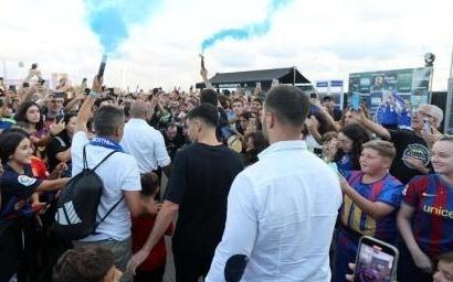 佩德里从英格兰归来即现身巴塞罗那活动，受现场球迷热烈追捧