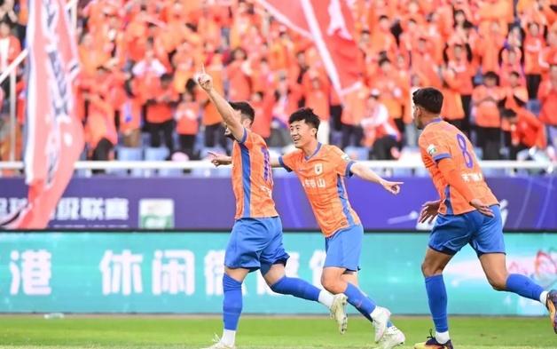 泰山队2比1赢球却传来坏消息，一细节