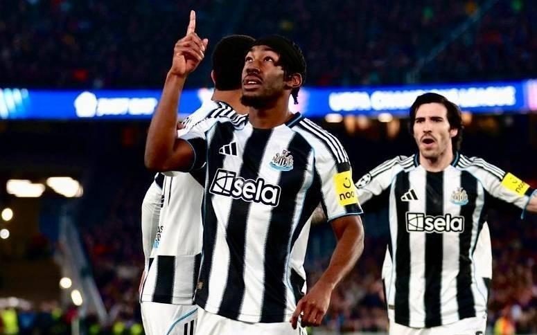 埃兰加是第二位欧冠淘汰赛梅开二度