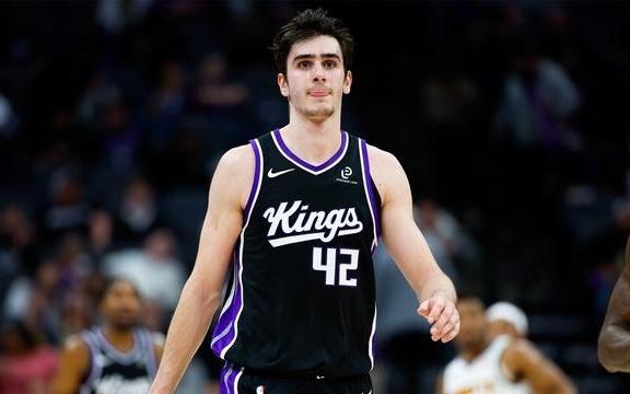 22+10却落选新秀赛，国王二轮秀打疯，德罗赞怒为小弟发声