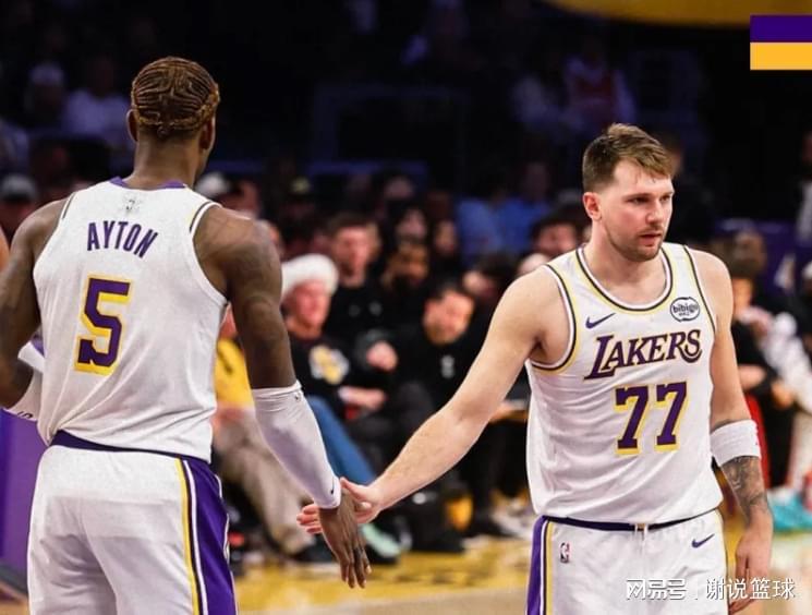 詹姆斯燃尽也带不动湖人，东契奇场上副作用，两角色球员足够给力