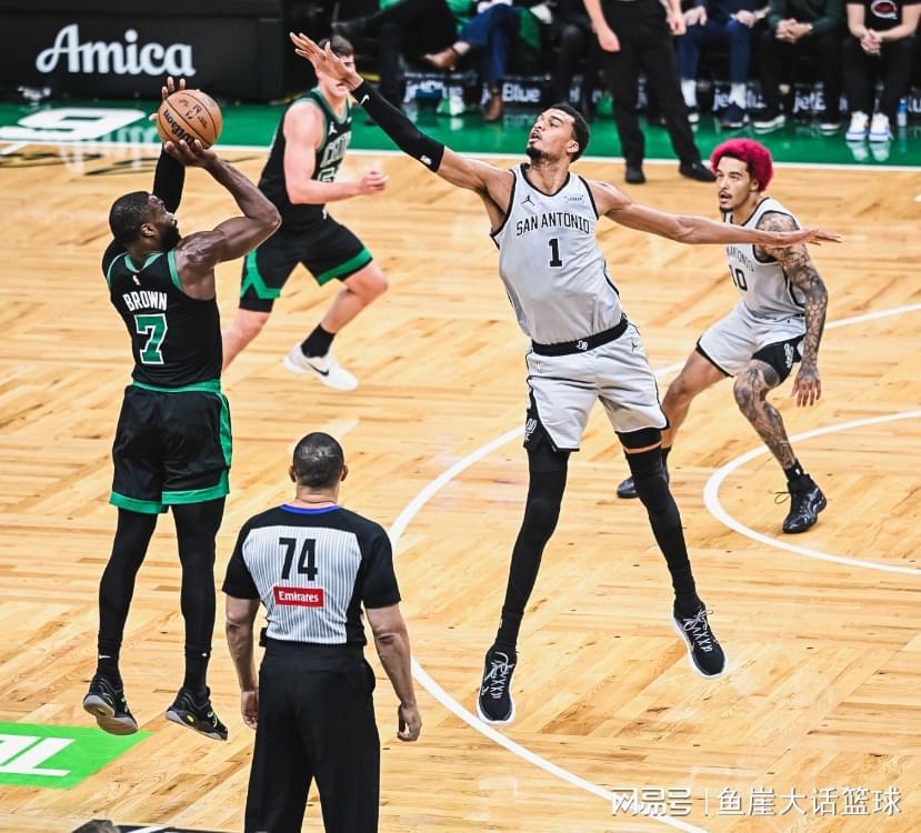 马刺逆转！布朗27+8犯大错，文班21+6全队第一，福克斯21+9创纪录