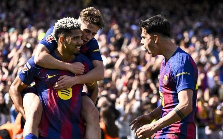 世体：阿劳霍和贝尔纳尔是巴萨得分利器，已各攻进3粒定位球