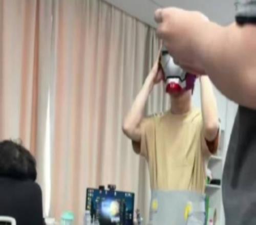 BLG分享Elk和shad0w戴头盔：钢铁侠堂堂来袭头围亦有差距