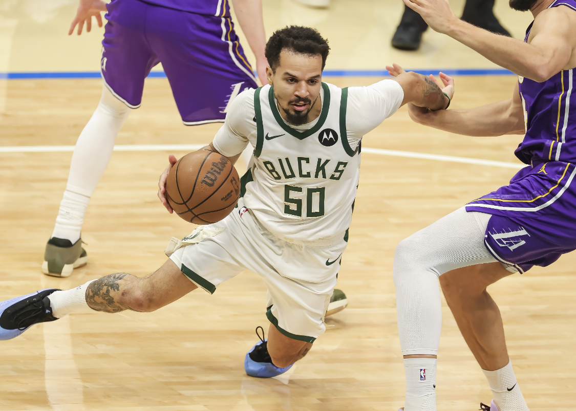 雄鹿险胜，打破湖人不败金身，湖人僵持的比赛13胜0负水分太大了