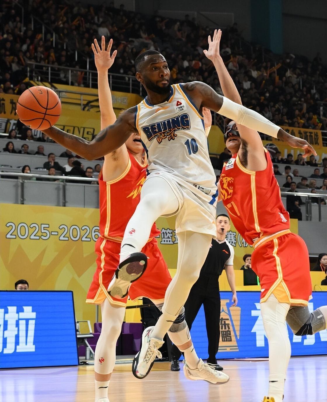 遭双杀，北京队揪出最令人失望之人！拿550万10中2，被胡金秋打爆