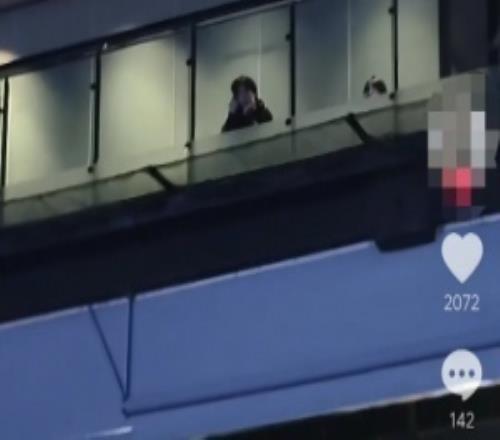 还是心系哥哥！有网友拍到Baolan现场观看TES比赛比赛结束后立马退场