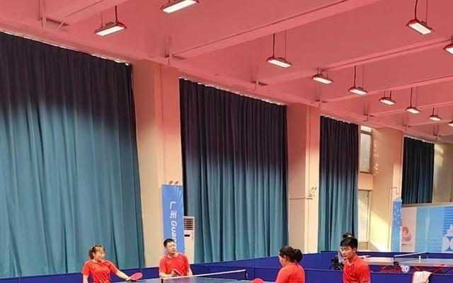 拿到奖牌的一个小时后，他们集体出现在训练馆里