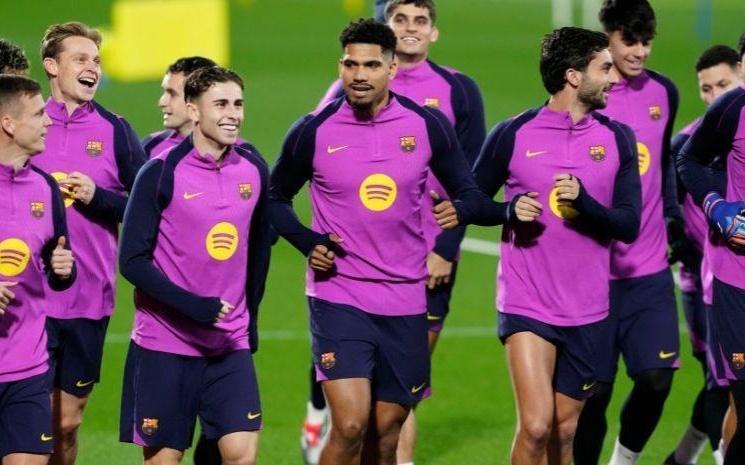 世体：阿劳霍回归训练获球迷热情支持，但不知他何时正式复出