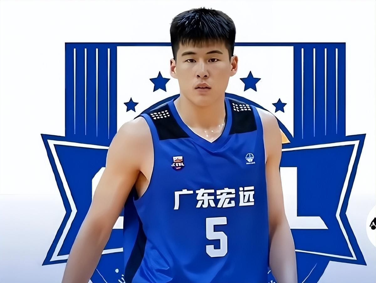 场均轰25+6！中国男篮又一19岁射手崛起：三分王变新版朱芳雨