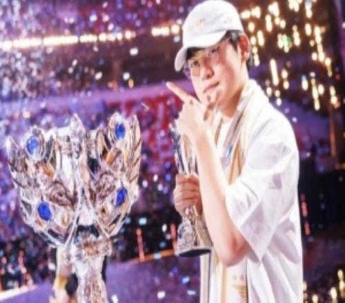 摄影师一村分享Gumayusi夺冠照片：国王的右手