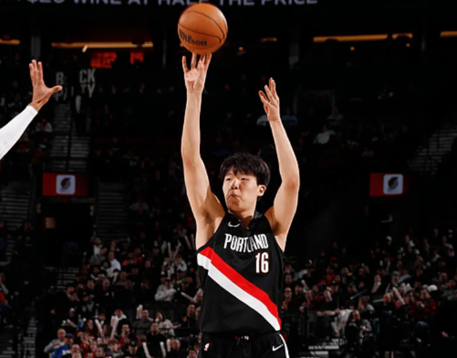 杨瀚森大战状元，0分0板1助！开拓者险遭17分大逆转，弗拉格20中6