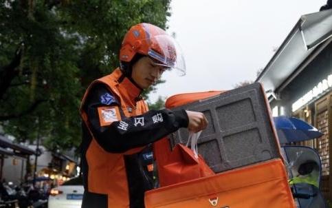 F1决赛日上海20余位“安全侠”骑手受邀观赛，与顶尖车手共赴速度之约