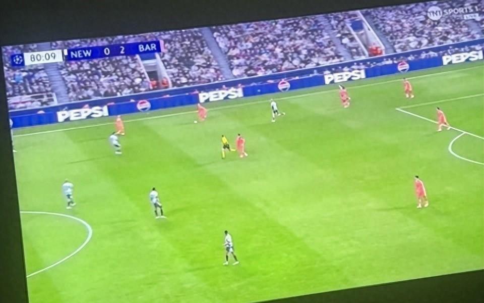 格拉利什观战巴萨引争议，无视前东家曼城欧冠激战