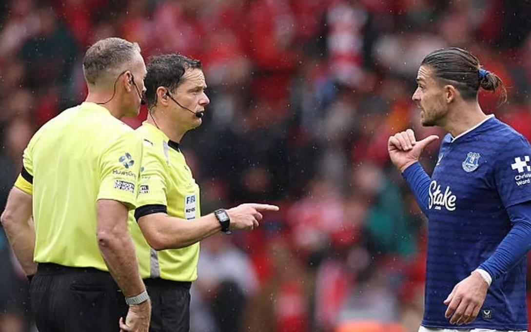 颇为不满，格拉利什比赛结束后怒斥主裁判吃到一张黄牌